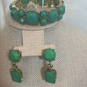 Vintage Green Stone Gold-Tone Bracelet and Drop Earrings Set